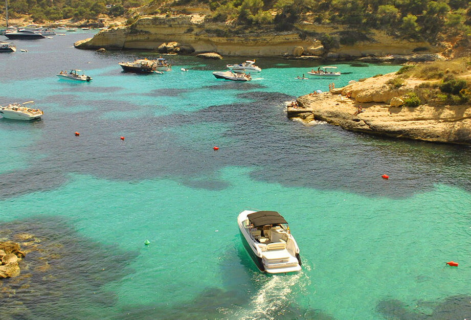 Soukromá jachta na Mallorce s posádkou, vodním skútrem a dalšími věcmi – denní pronájem nebo déle